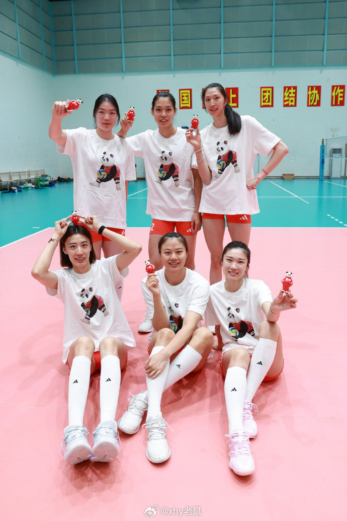中国女排漳州集训 朱袁张1块2毛9[超话] 中国女排 ​​​