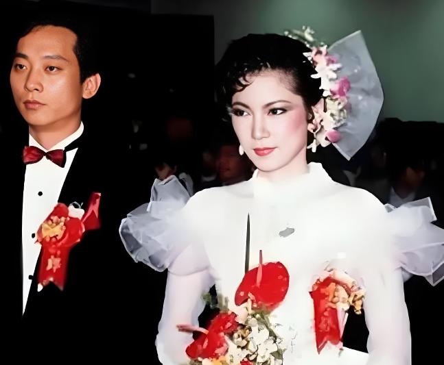 1985年，叛逃至台湾的飞行员萧天润和台湾美女主播张德芬结婚了，婚礼上，萧天润满