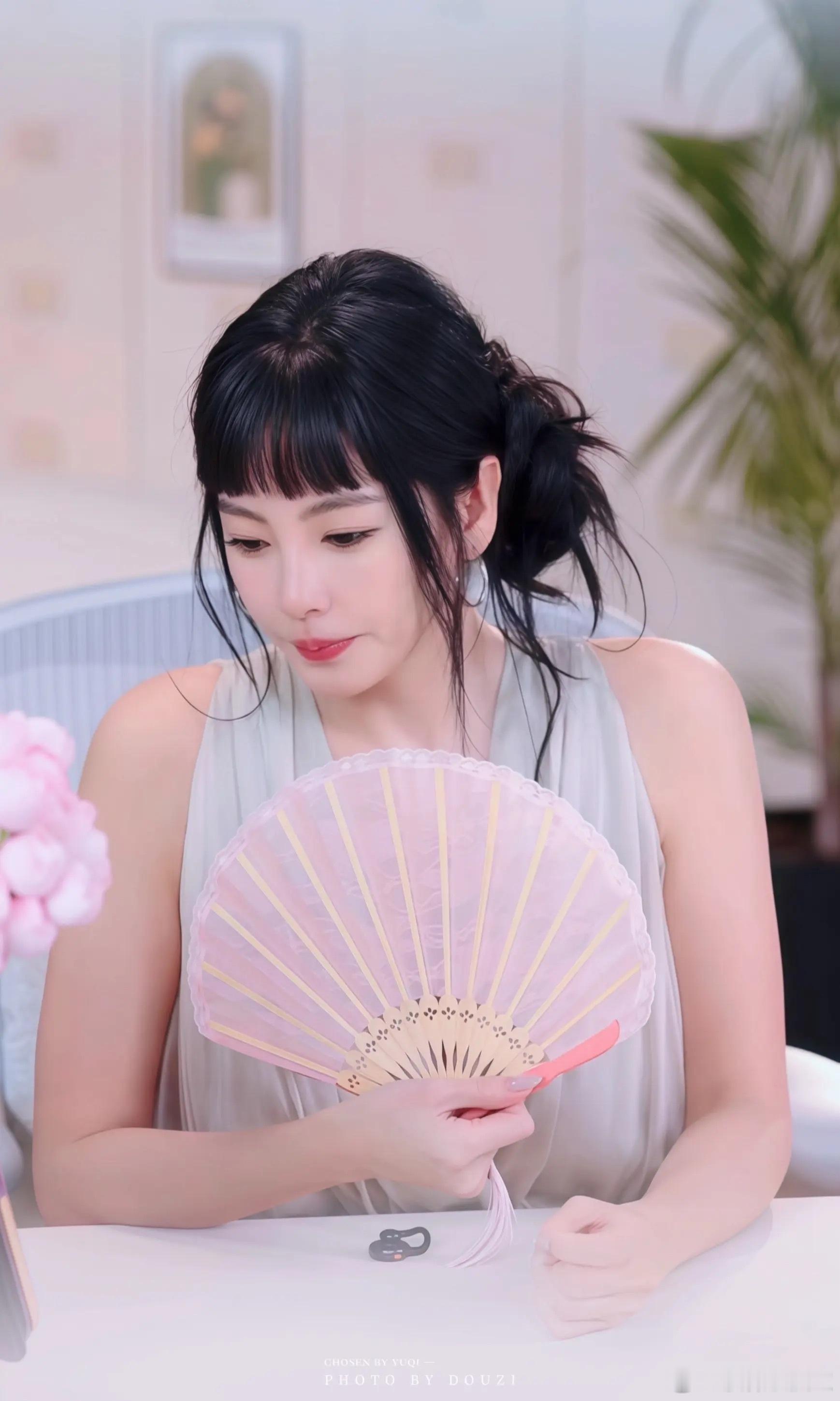 张雨绮 齐刘海张雨绮是真的敢玩造型，从浓艳御姐直接跳到幼态齐刘海，完全不被风格框