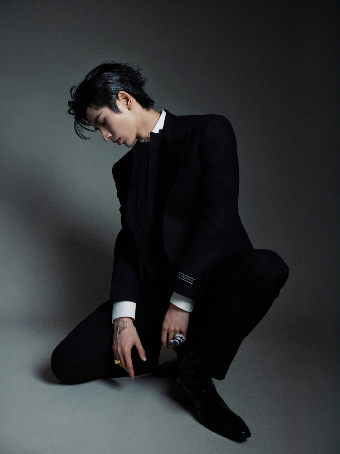 张凌赫工作室怎么这么会拍！！大背头强势帅出圈[期待] ​​​