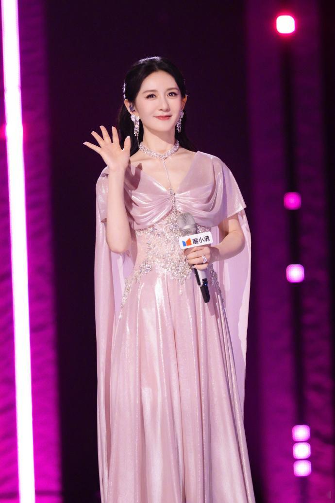 谢娜粉闪造型好甜谢娜粉粉闪闪拿捏少女感乘风舞台上的谢娜甜度满分！粉闪造型粉粉闪闪
