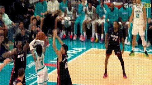 一声闷响，热巴尾椎先着地，躺了两回合没起身；三球人在地上，手却去拉阿德巴约脚跟，