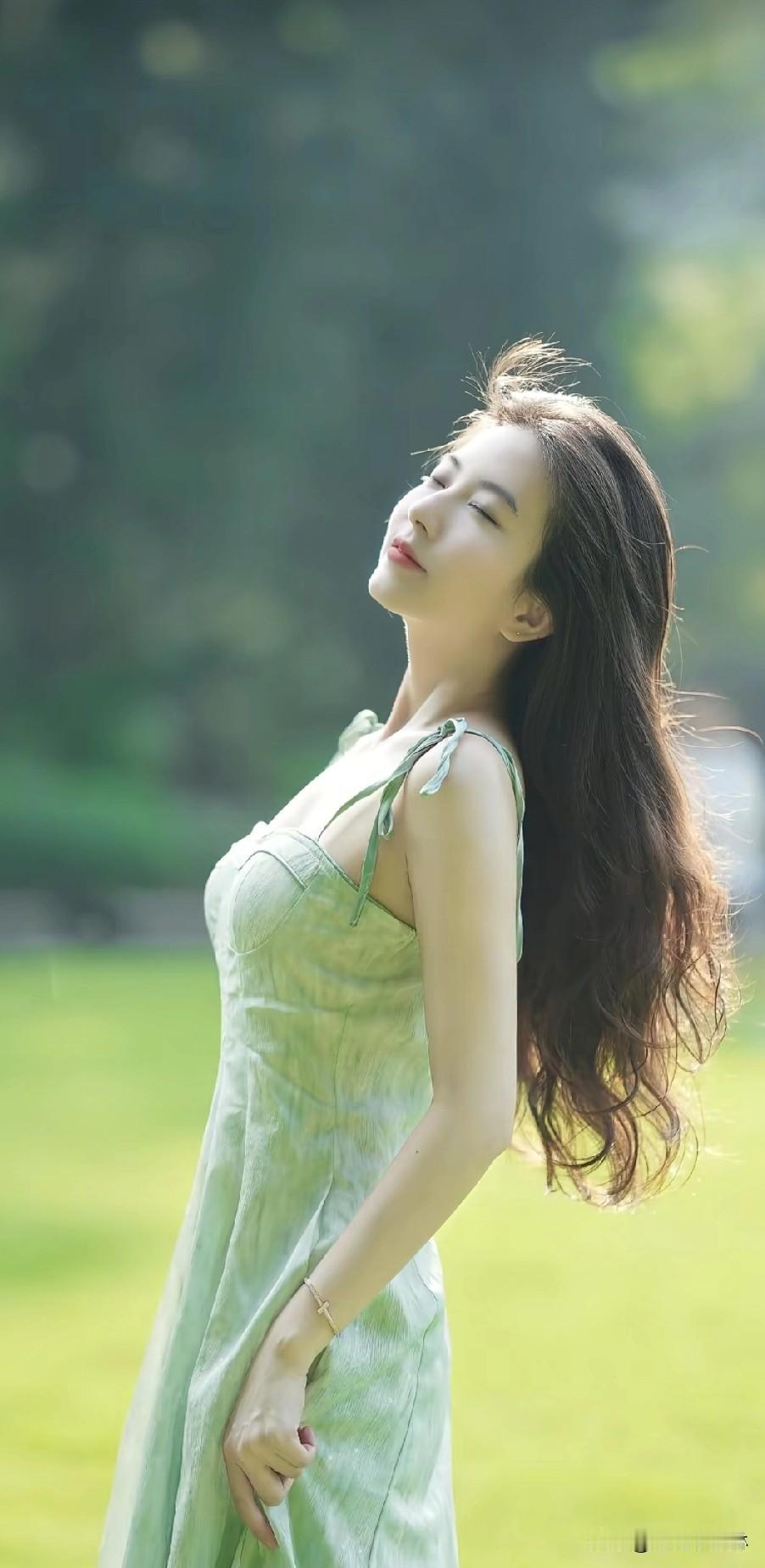 冬日暖阳，绿意盎然中，她翩翩起舞