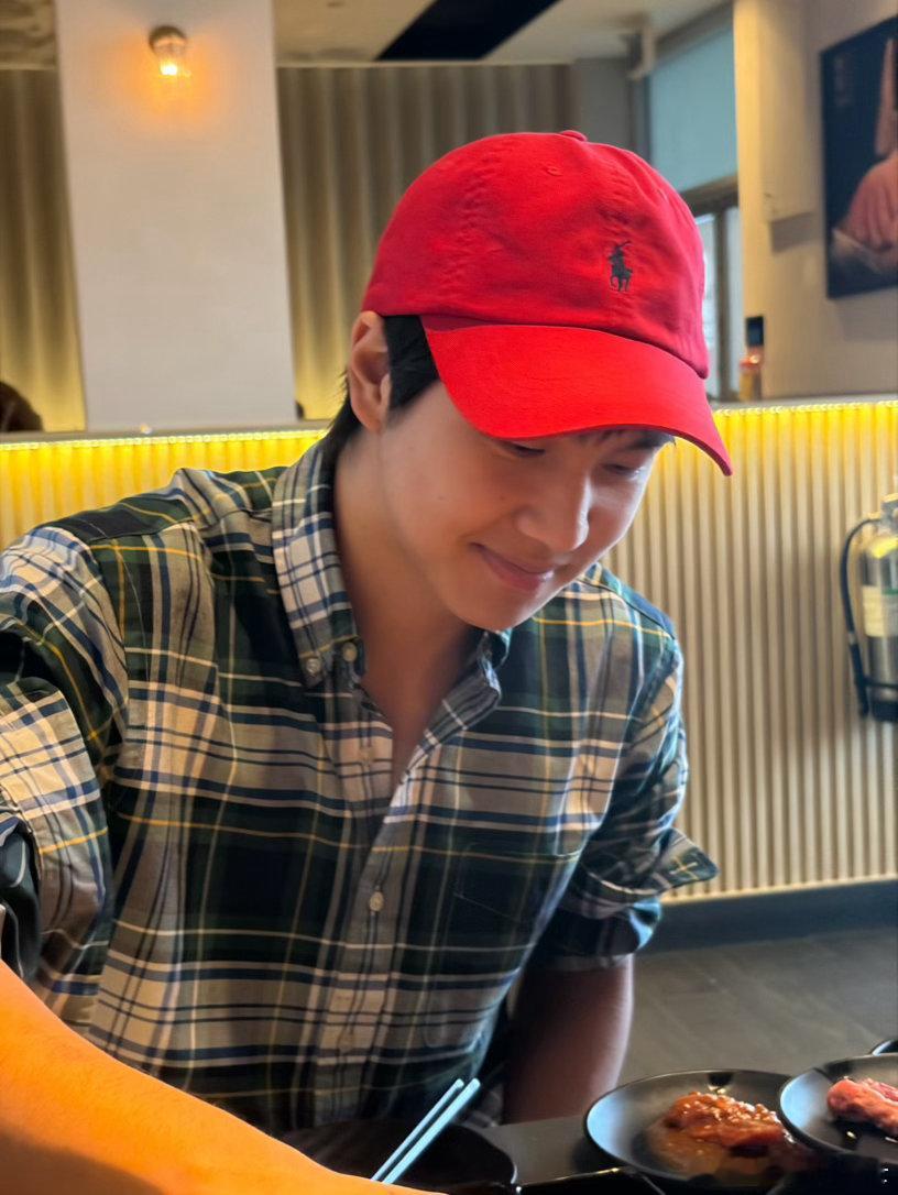 小高今天在我家门口一哭二闹三上吊，死都要和好，我说你昨天明明不是答应了吗？他说我