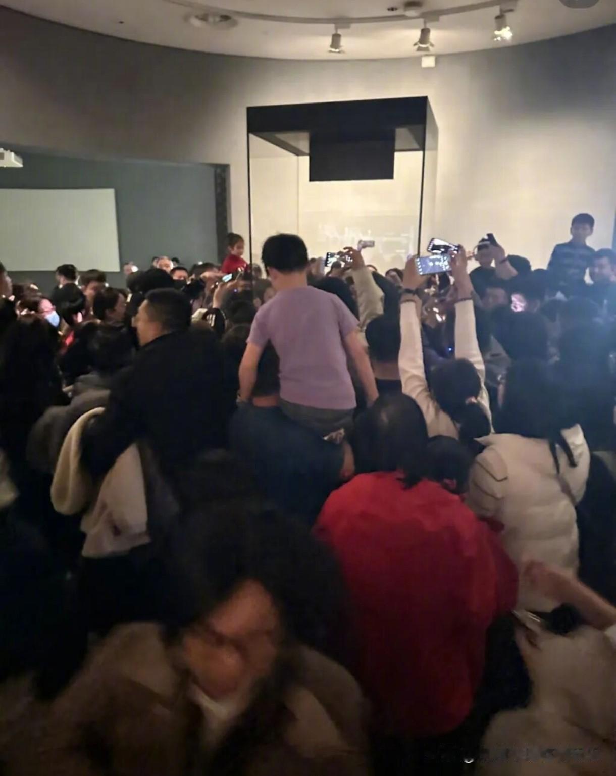 排队排到腿软也要去，湖北春节旅游凭什么火遍全国
 
今年春节湖北景区的拥挤程度，