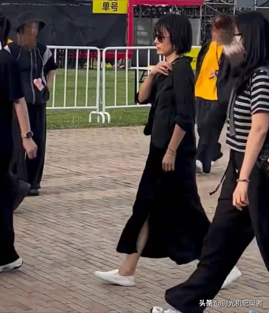 马伊琍这样子也太好看了，阿那亚海边马伊琍这一身身衣服，白鞋子，好休闲的感觉，第一