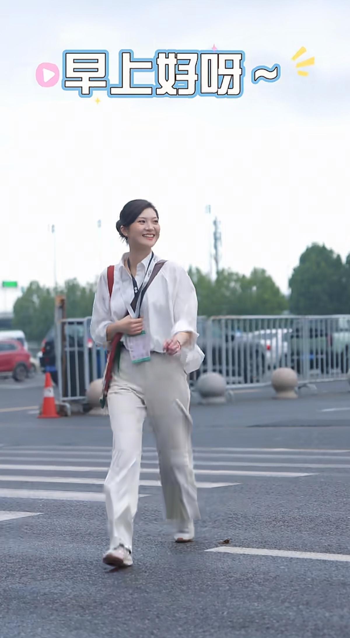 上海家博会开始啦！
又是元气满满的一天
永远热情洋溢开心快乐的盼盼
逛会展家博会