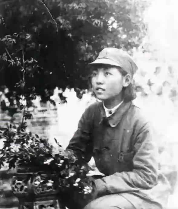 1939年，女八路军肖影在日军地牢中被打得意识模糊，突然，一个汉奸上前给了她一个