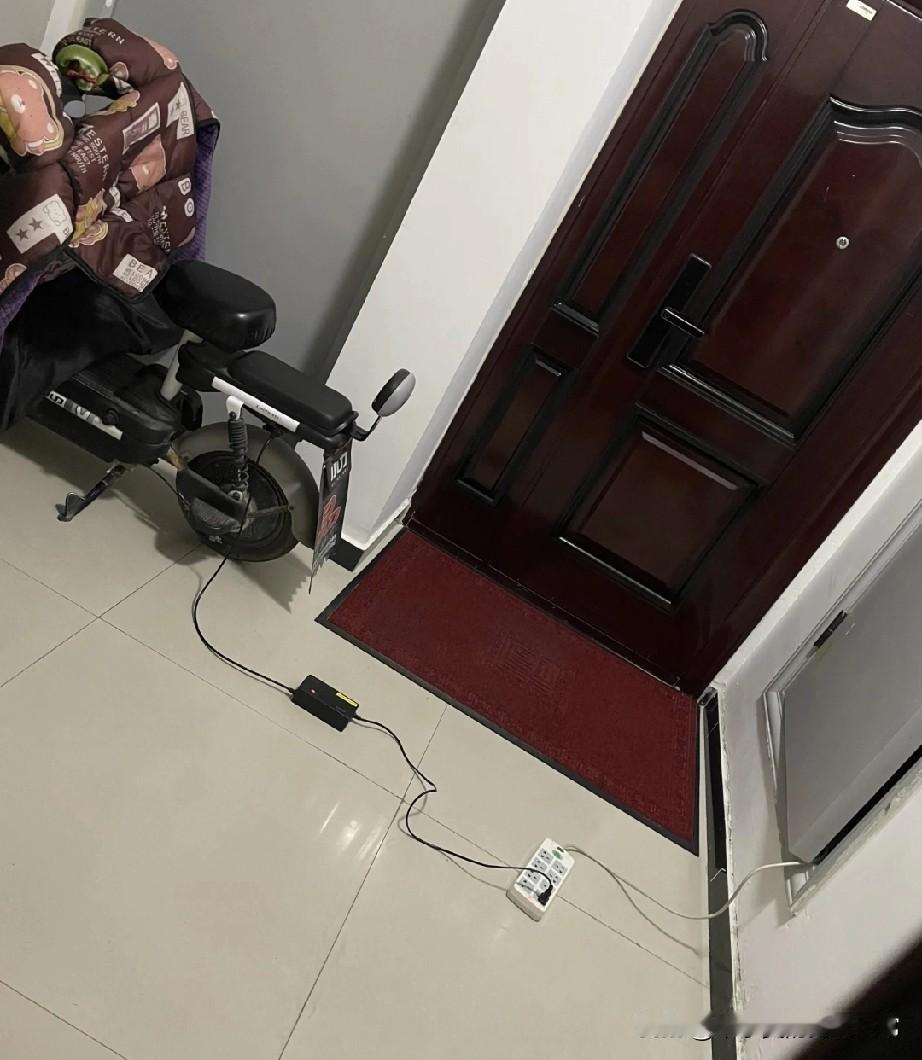 邻居在楼道给电动车充电，我心揪到嗓子眼！这安全隐患谁来管？
 
真是服了！今天出