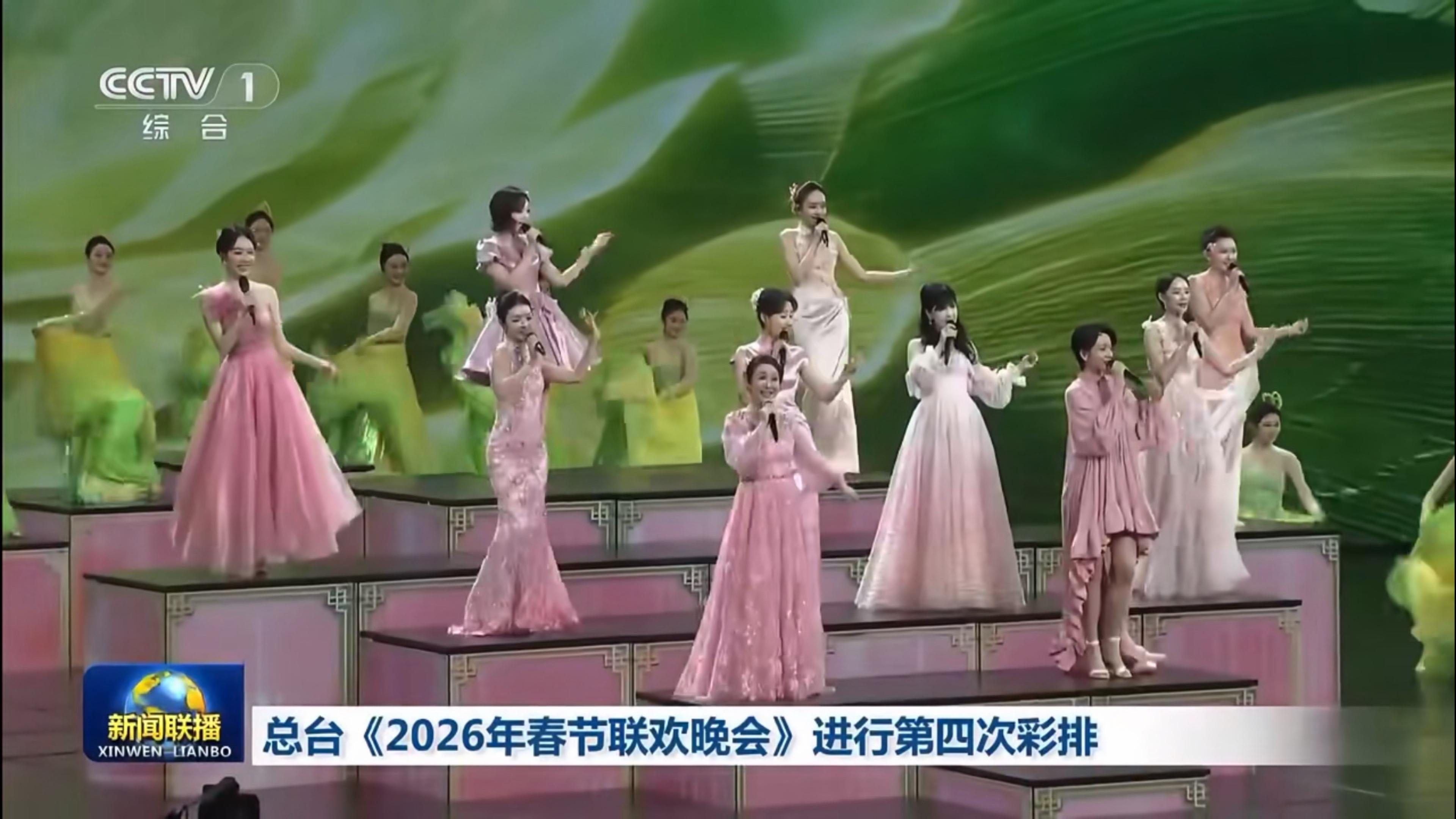 小希希和那么多姐姐唱歌肯定很开心！好可爱 还给妹妹穿蓬蓬裙！