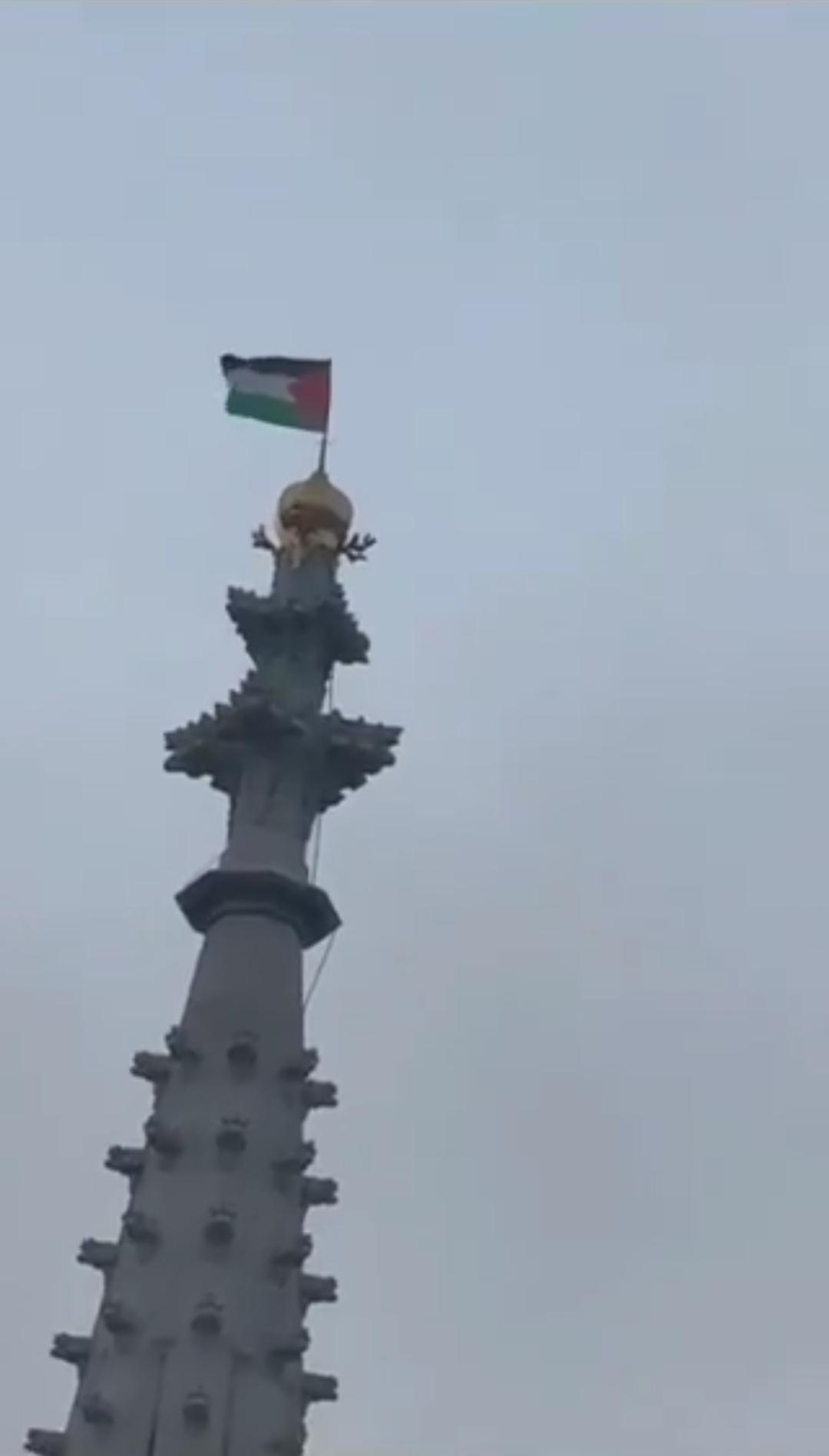 奥地利维也纳誓愿堂塔顶被挂上巴勒斯坦国旗，此举被奥地利部分人视为对基督徒的攻击及