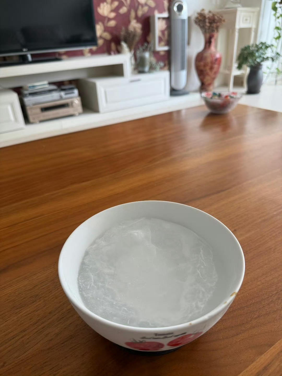 乌鲁木齐的夏天，室外比室内凉快。房子被太阳暴晒，室外26度，室内得有30度。解锁