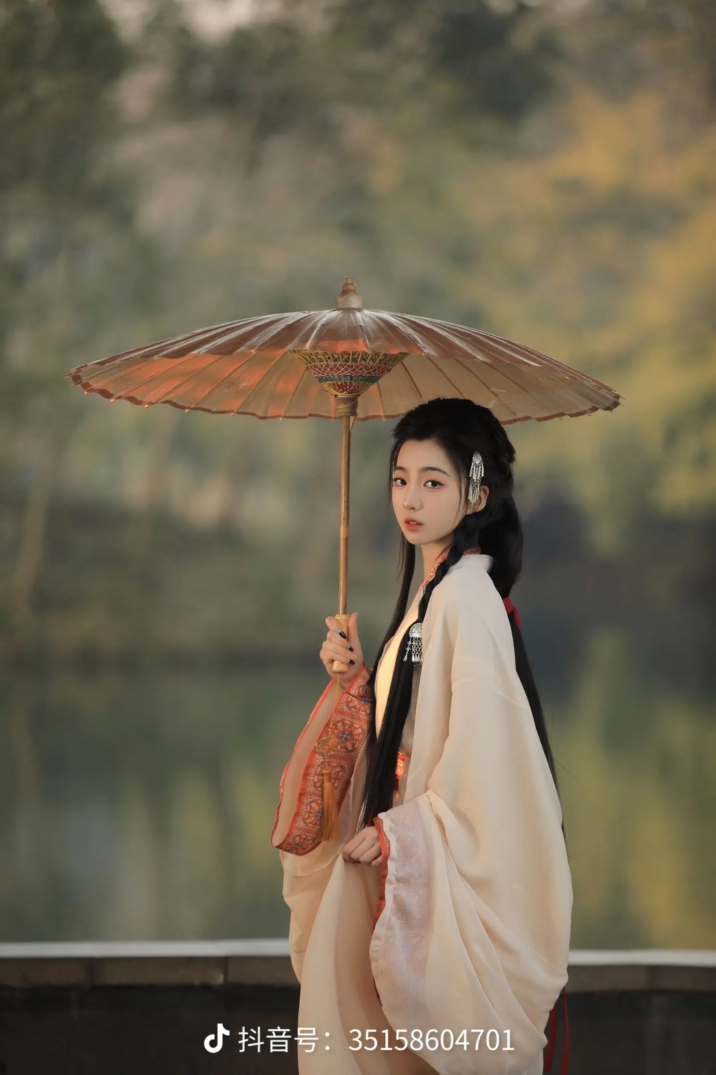 眉目自成诗三百，髻如春风裁