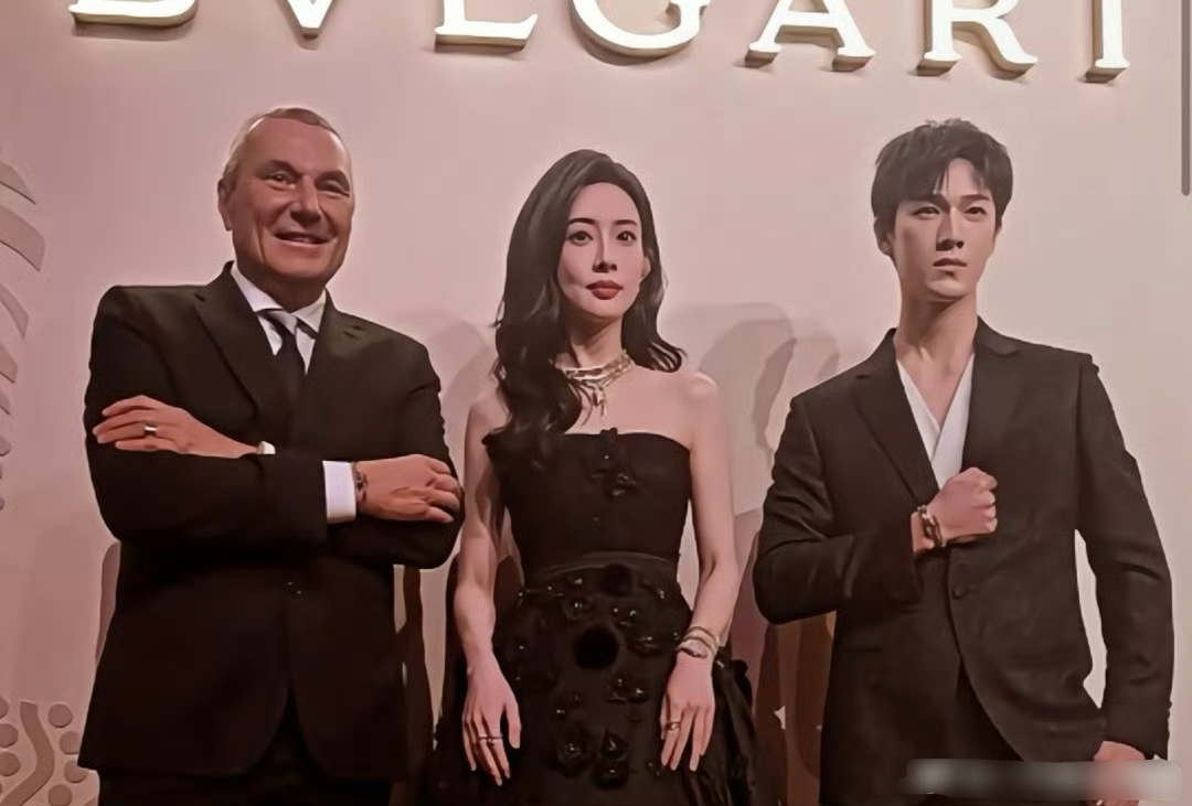 宝格丽这个老头搂lisa 搂赵露思 搂刘亦菲，就是没搂孟子义[笑cry]可能是孟