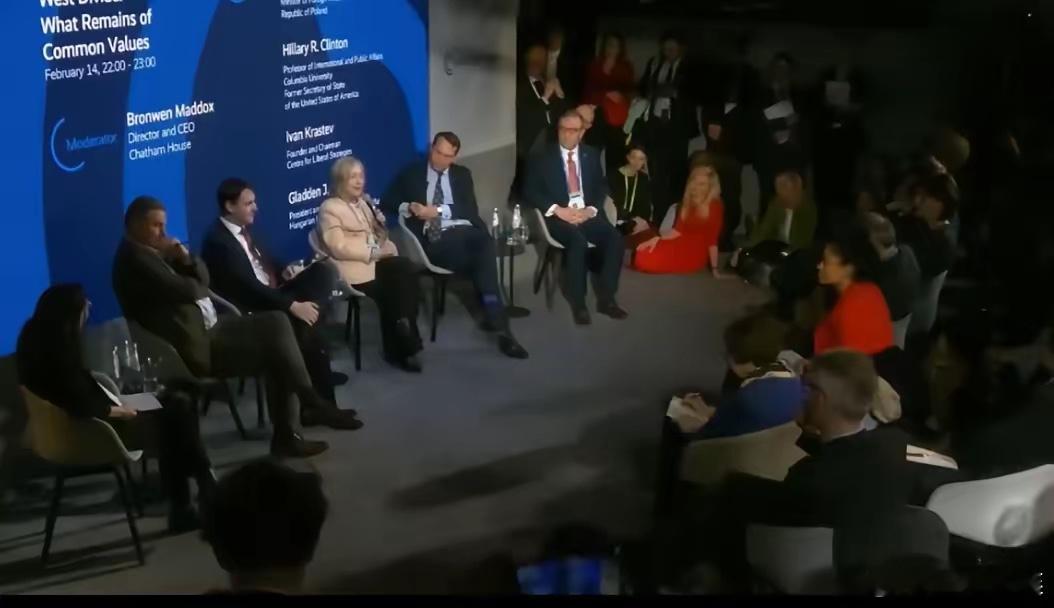 希拉里大骂川普的乌克兰政策非常无耻恶劣！希拉里严斥川普：“川普的乌克兰政策非常恶