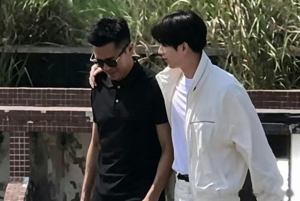 《狩谎》再开“盲盒”:古天乐与成毅搭戏9月17日，成毅新剧《狩谎》再度曝光片场路