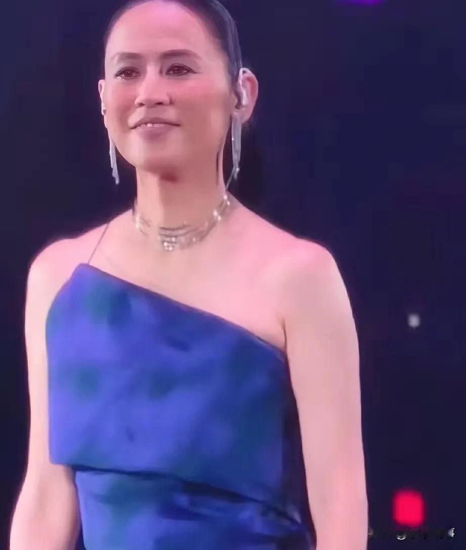 我问朋友，宣萱都56岁了，怎么演唱会一出来直接刷满评论区？说实话脸也没有美到离谱