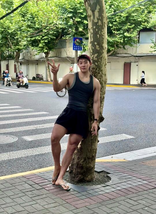 185｜一个只会举剪刀手的男的✌️