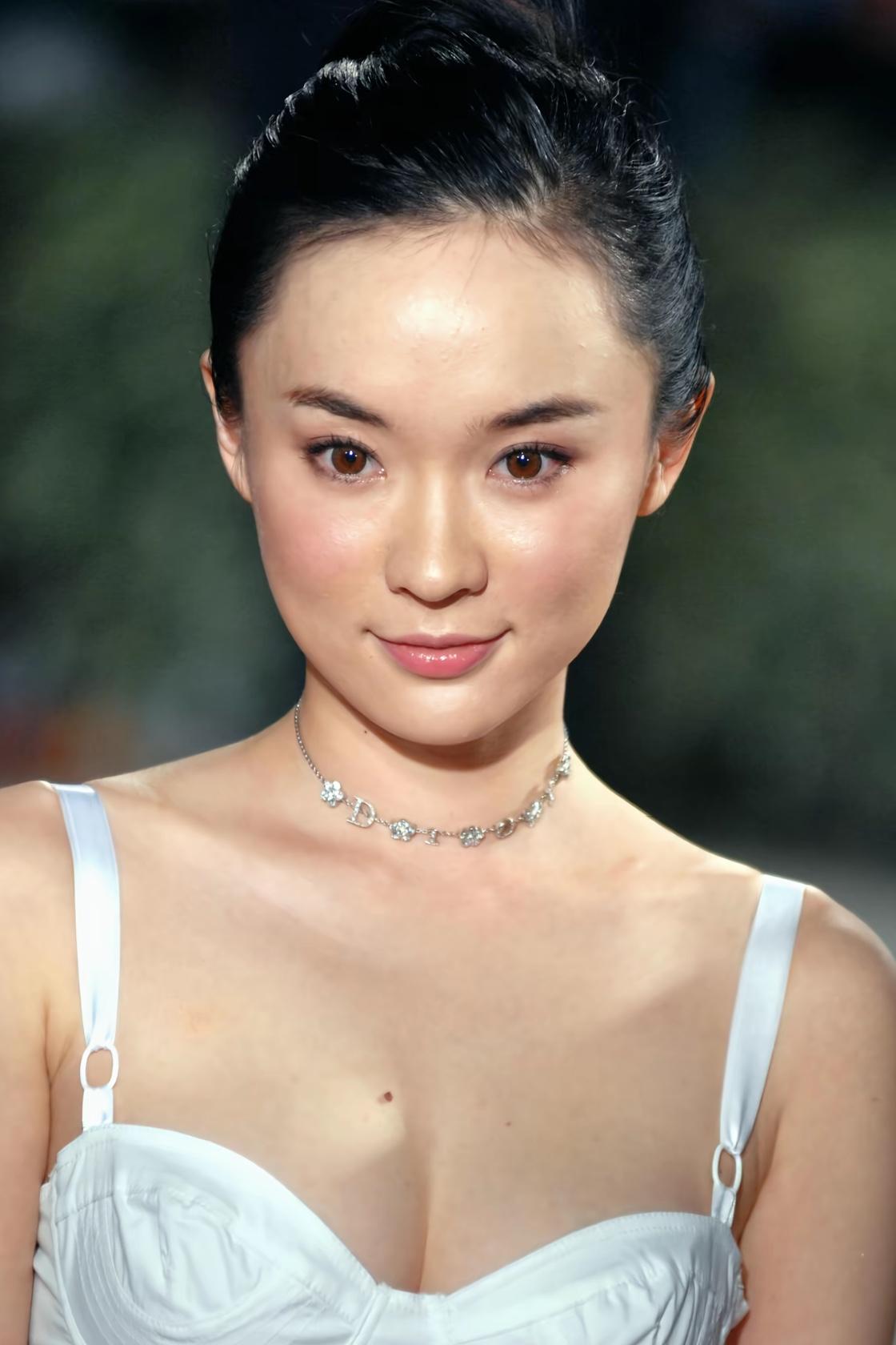 20年前，大家还是坦然称呼自己“黄种人”。突然看到一个20年前明星的红毯照，没有