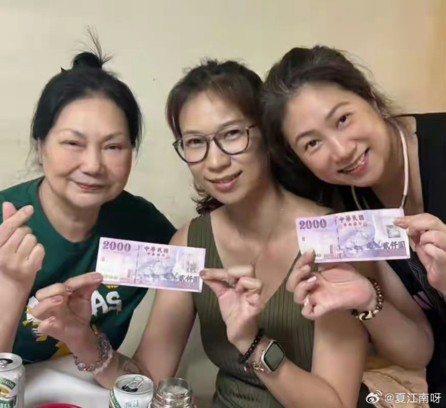 大S走后第二个中秋S妈参加聚会S妈中秋参加亲友聚会 没有小S陪同独自参加中秋局，