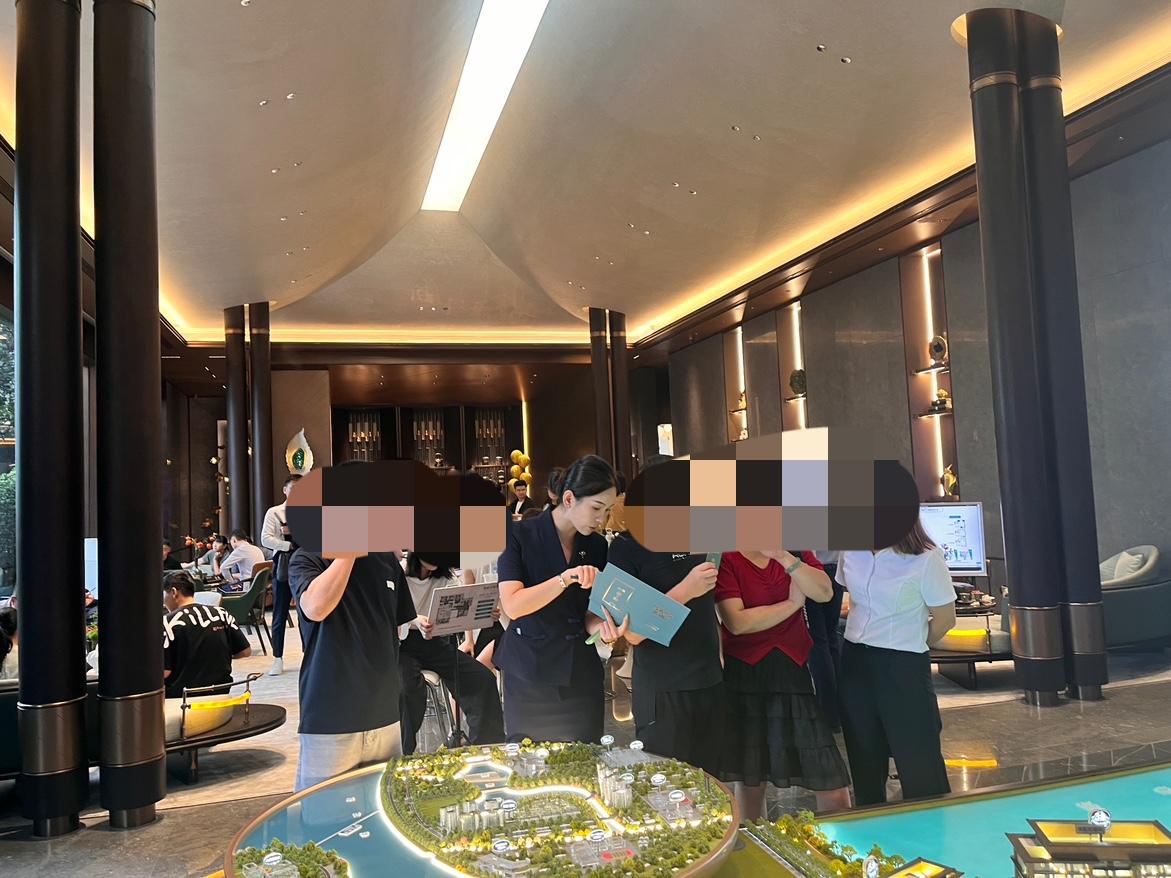 这两天泉州时不时突降暴雨，但于晋东片区建发缙湖临时营销中心人气火爆，不顾下大暴雨