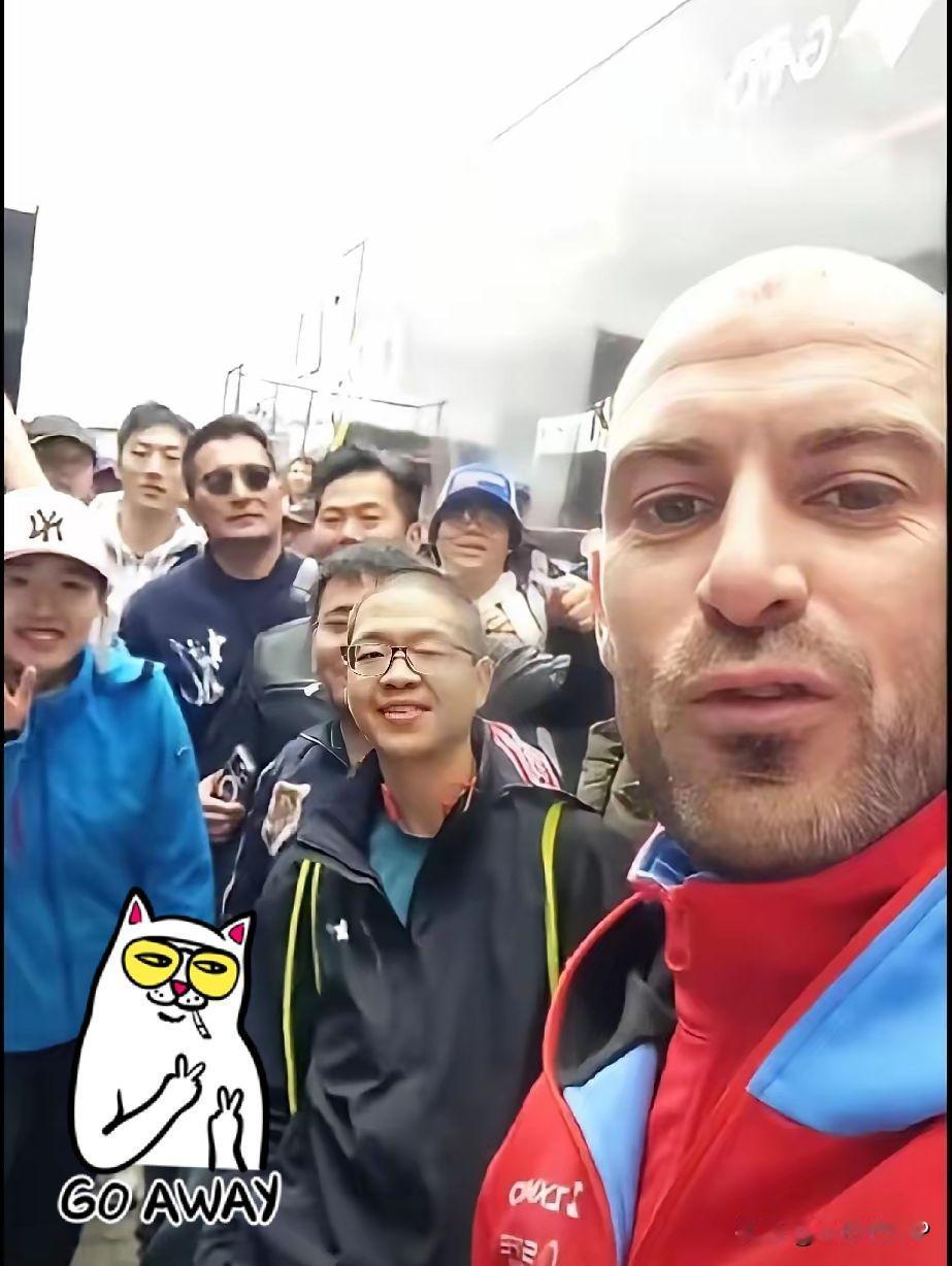 德比斯在国内实力圈粉，他说做梦都没想到中国粉丝会这么喜欢自己，这可是他从来没有过
