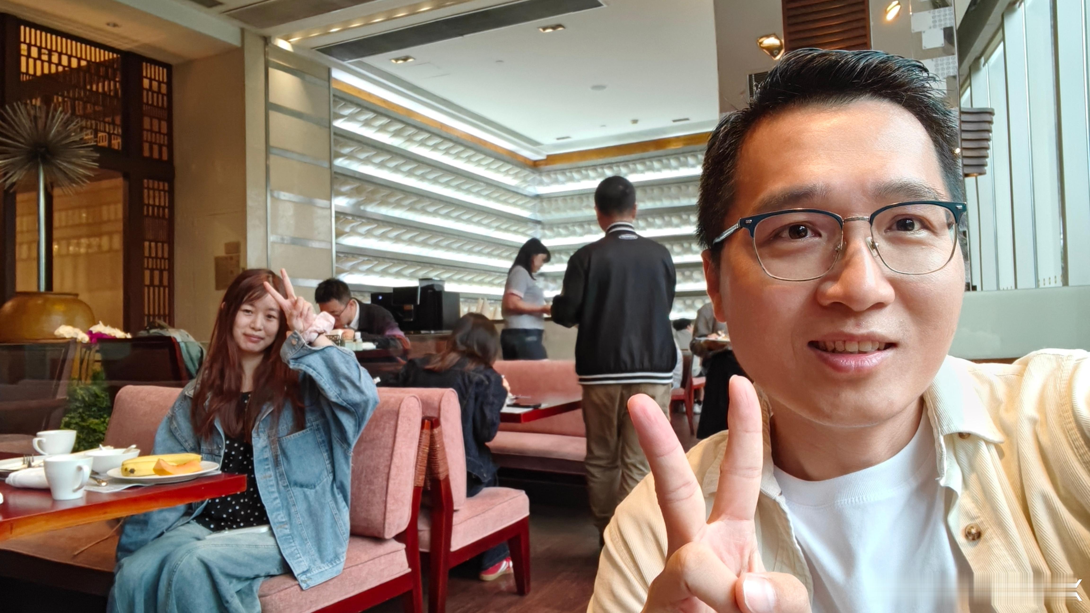 大家早上好！分享一个经验：当偷拍别人被发现后，脸皮一定要够厚.......