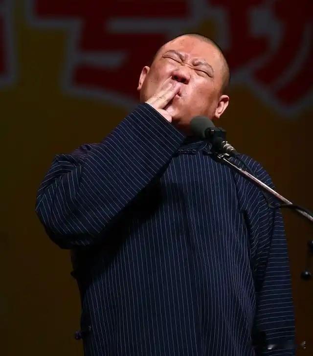我也跟风呛呛两句！
不得不承认，听郭德纲相声就像吃猪大肠，又像吃臭豆腐。
郭德纲