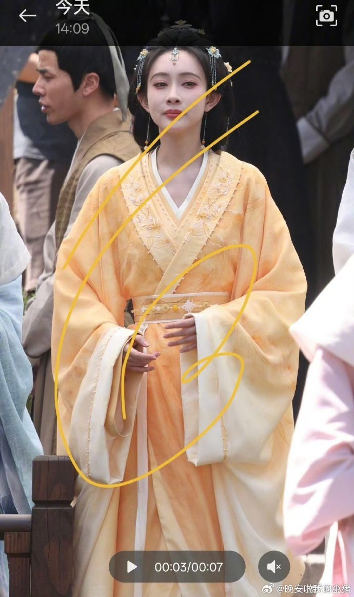 孟子义百花杀明黄色钉珠汉服 ​孟子义百花杀明黄色钉珠汉服，新造型的沈汐和 ​​​