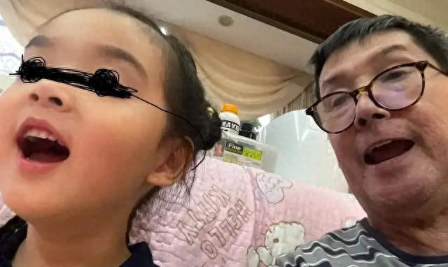 郭碧婷带孩子回娘家，4岁儿子露脸浓眉大眼，被外公夸貌比潘安