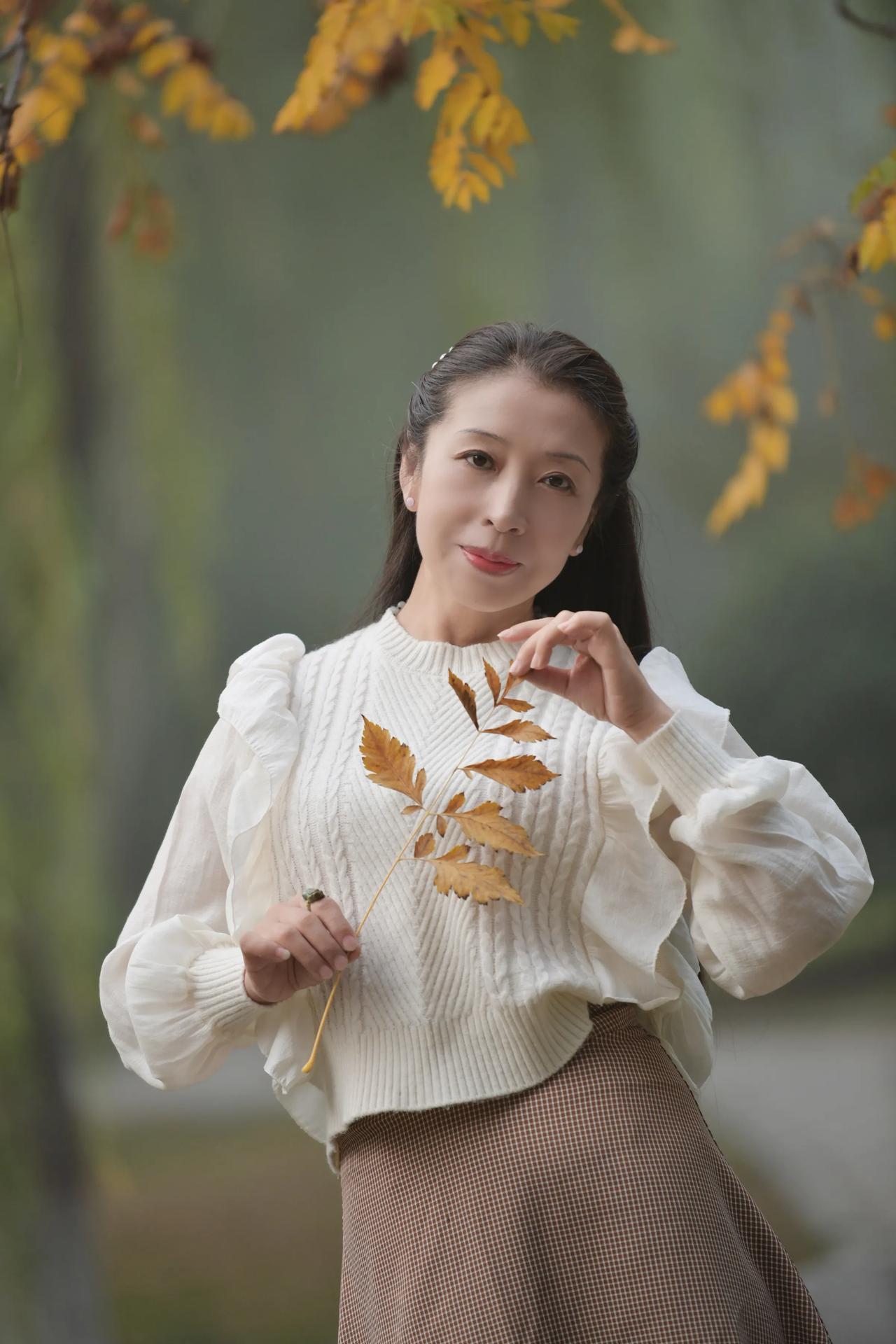 秋冬季节，金黄的叶子🍁拍摄龙湖公园！#秋天人像照# #秋冬枫叶写真# #留在镜