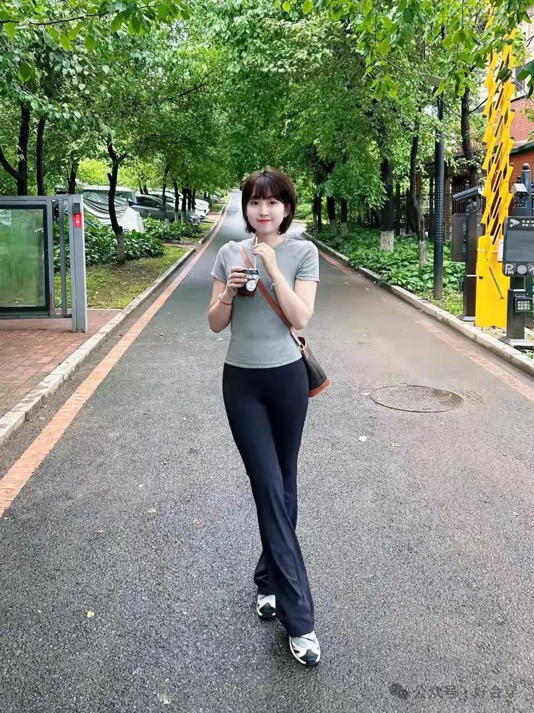 绿树荫中行，轻衫拂面风。