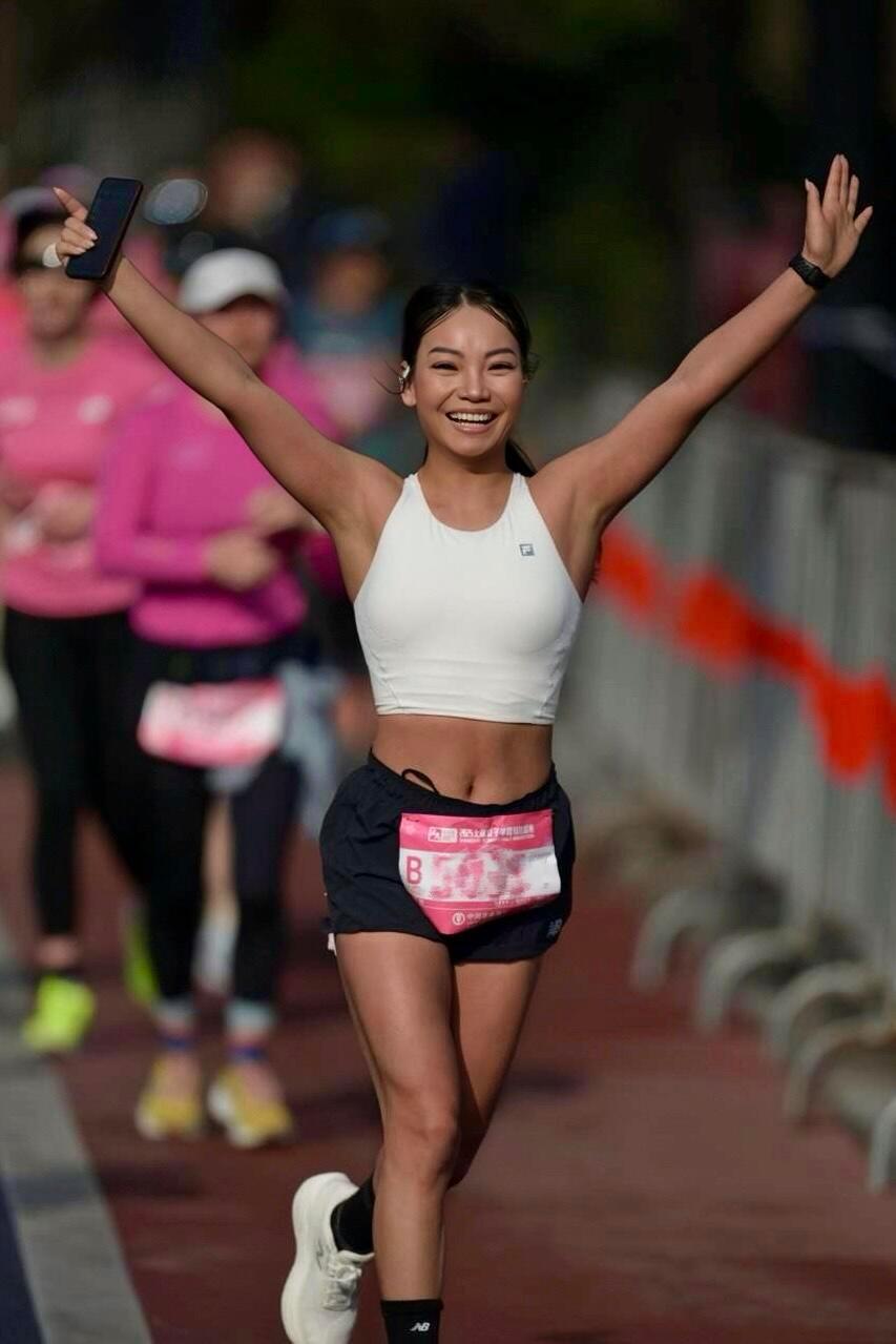 提问🙋‍♀️？下次怎么跑才能显得更厉害？哼哼😏汇报一下新人首半马的成绩：21