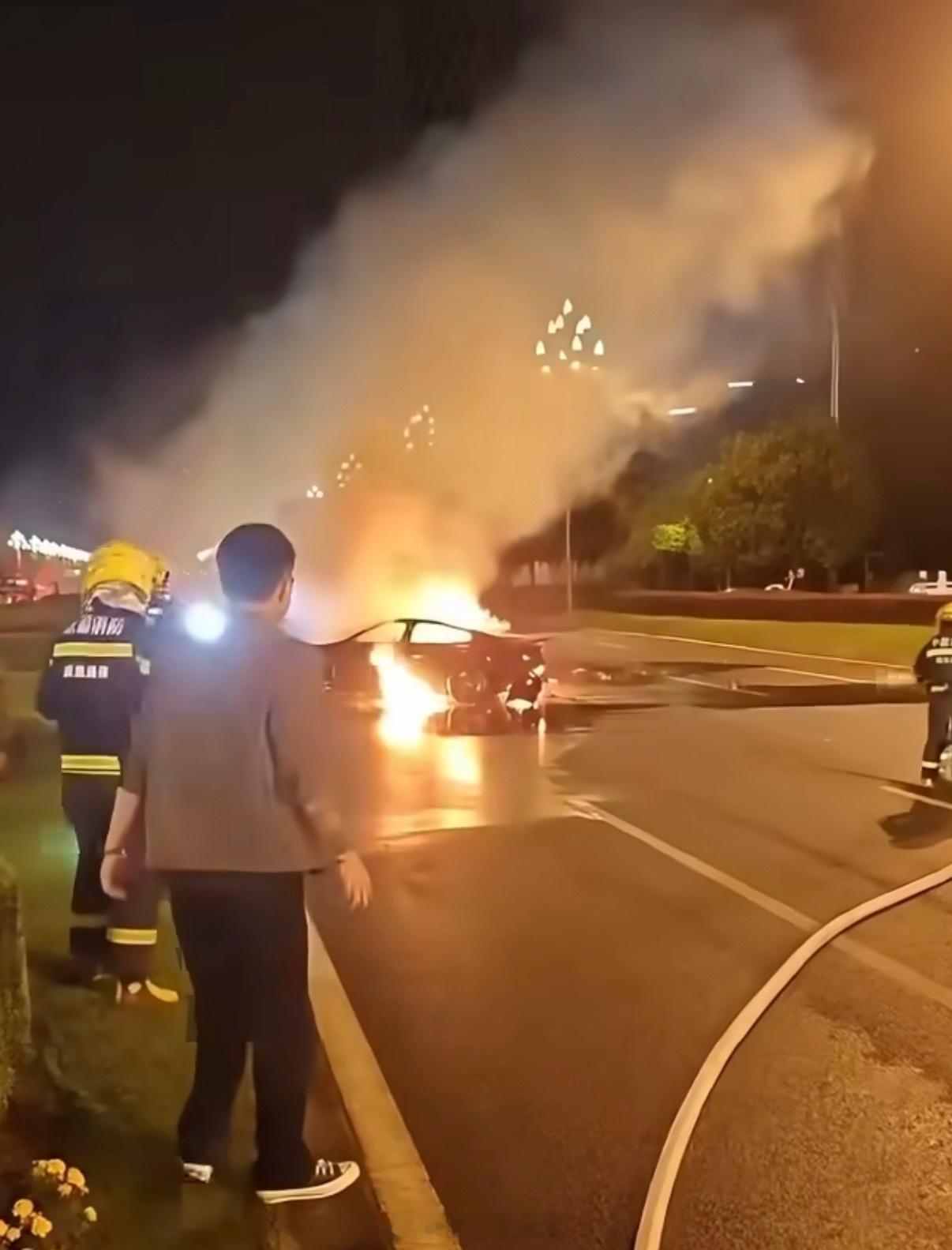 相关部门回应天府大道汽车起火新能源汽车起火，网上出现了不少专家，仅凭视频和某些身