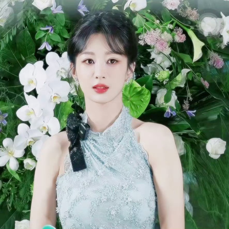杨紫直播太久不见杨紫的出现，已经美得不像话了，不过说真的还有点没认出来[允悲]。