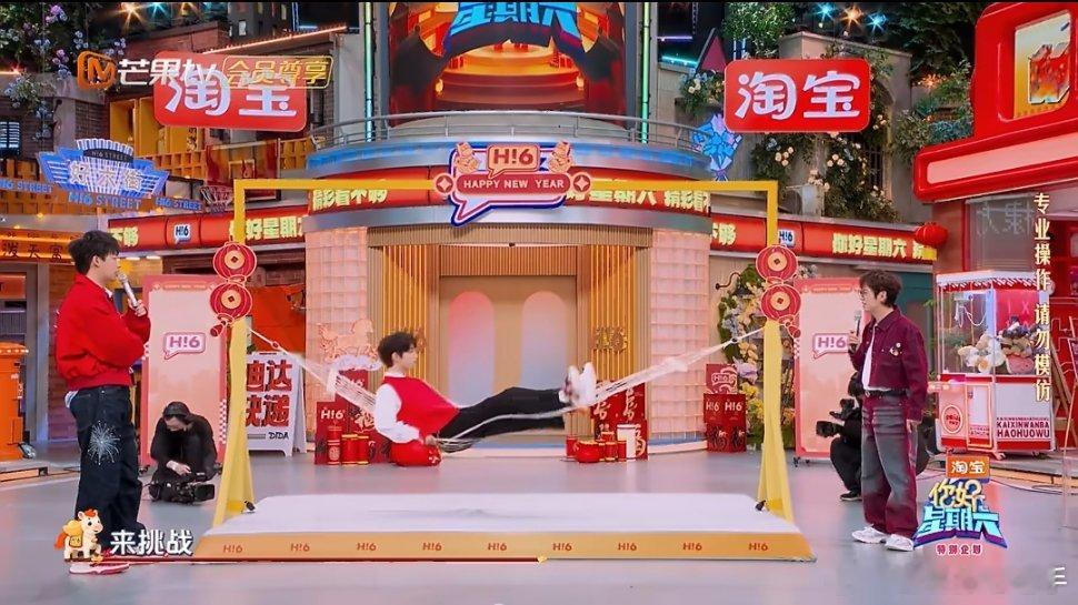 郭俊辰摔倒了就躺会吊床360°翻转挑战，郭俊辰努力好几次都没成功，干脆就地躺平放