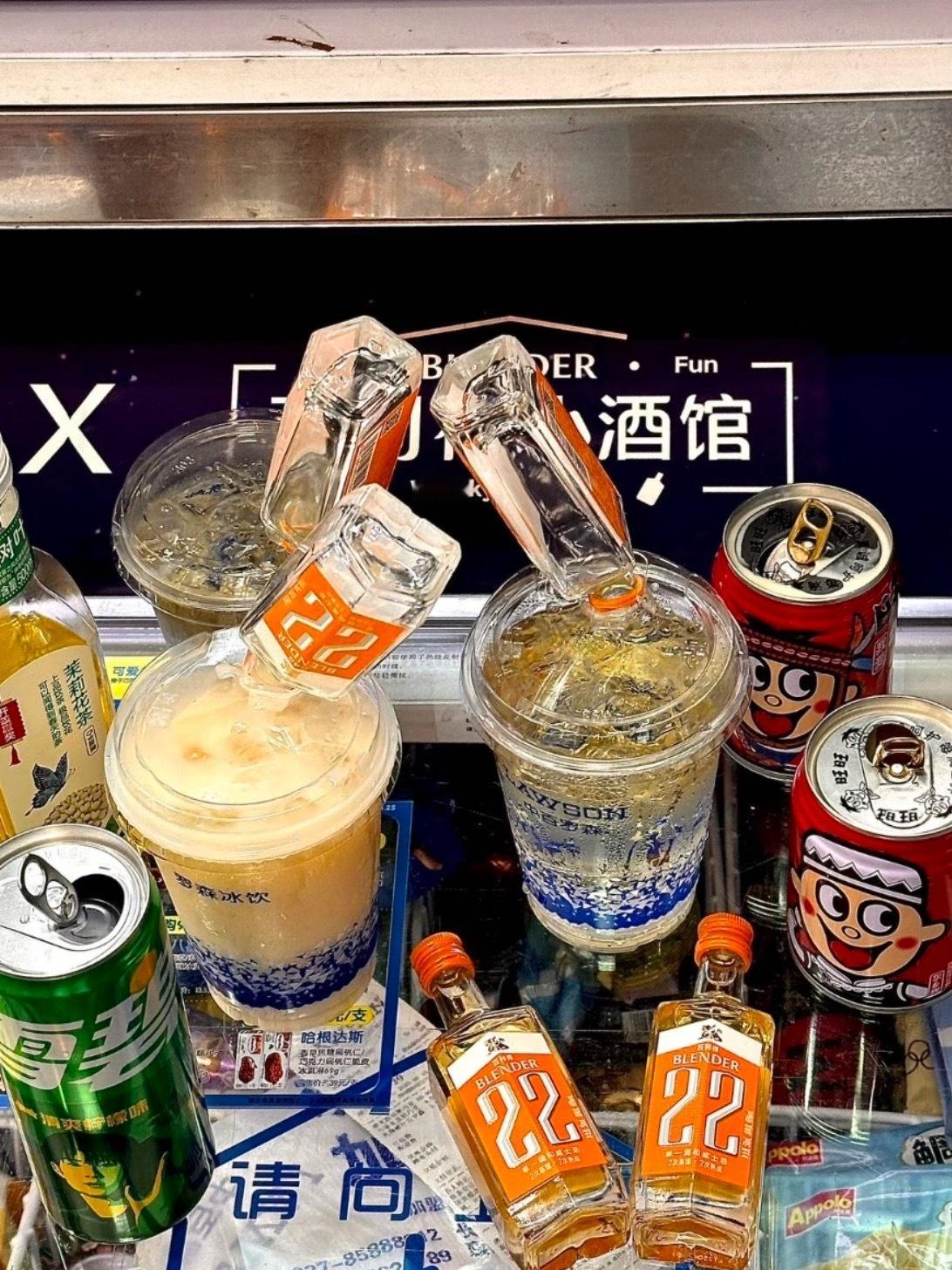便利店调酒怎么又火了打工人都懂便利含金量！周五下班空隙就能自己来一杯冰爽放松的特