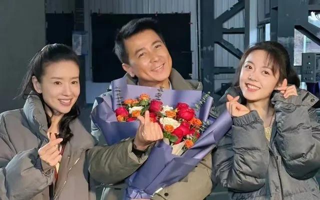 董洁，保剑锋和赵今麦在电视剧里演一家三口。董洁今年43岁，赵今麦22岁，虽然现实
