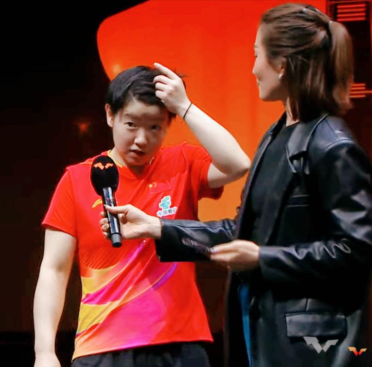 我去，主持人提问了什么刁钻问题？
一向能言善辩的孙颖莎词穷了，
快把脑门子抓秃了