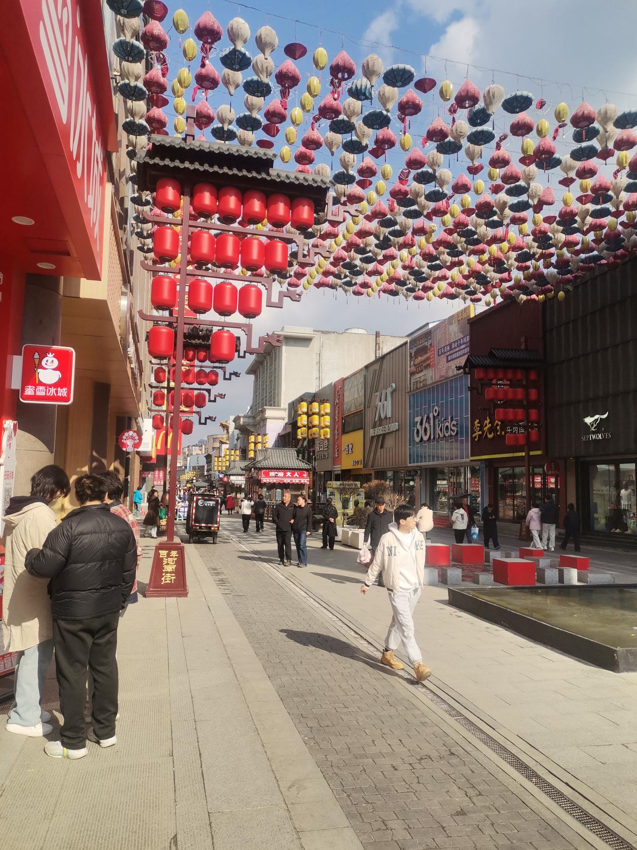 4月4号，清明假期首日，吉林市热闹非凡，合申机的人气也旺了起来，比以往热闹许多。