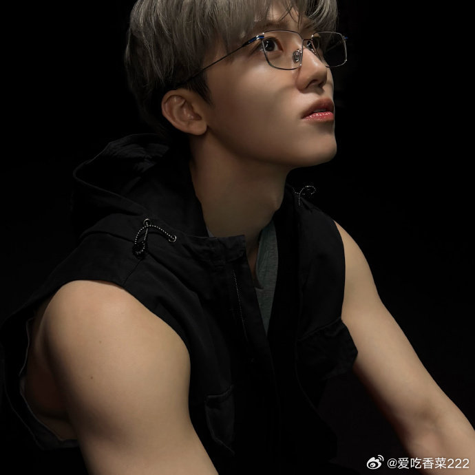 罗渽民好权威的一张脸真的受不了了 娜娜这个身材和脸的反差感 谁能来懂一懂 今晚的