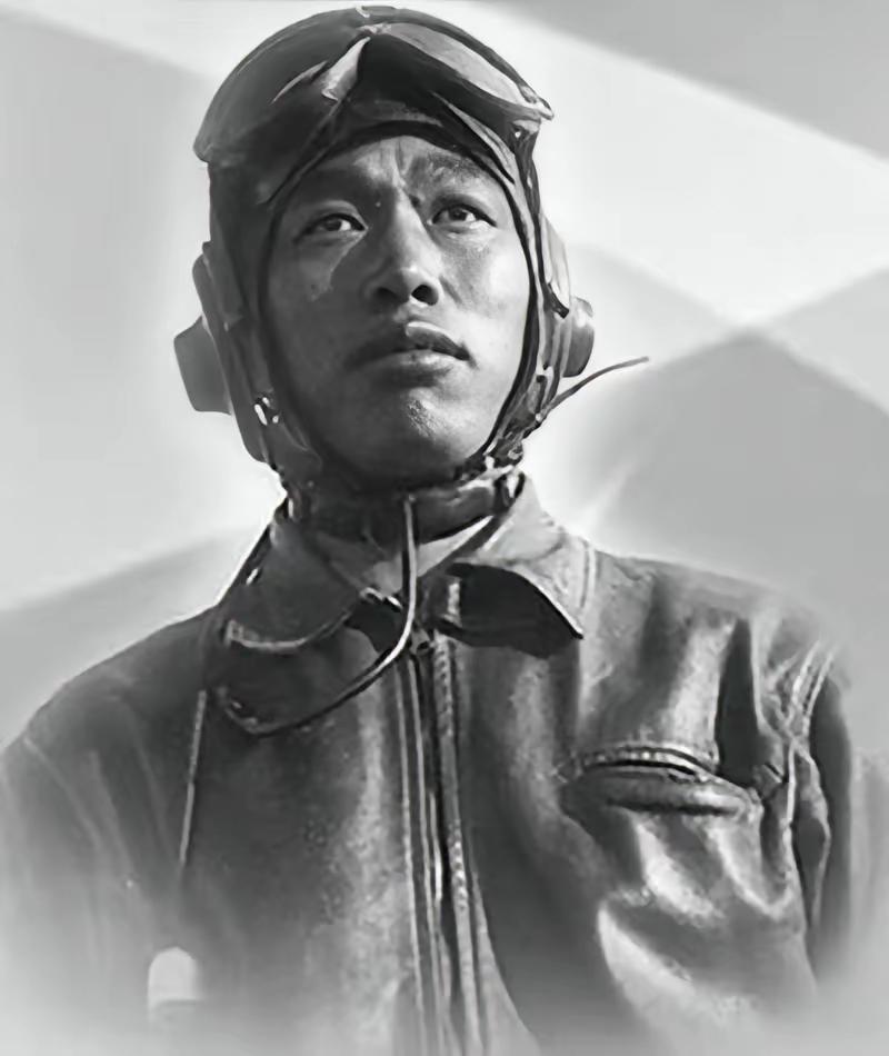 [月亮]1951年，志愿军飞行员华龙毅被美军战机击落，身负重伤降落在一个山头，就