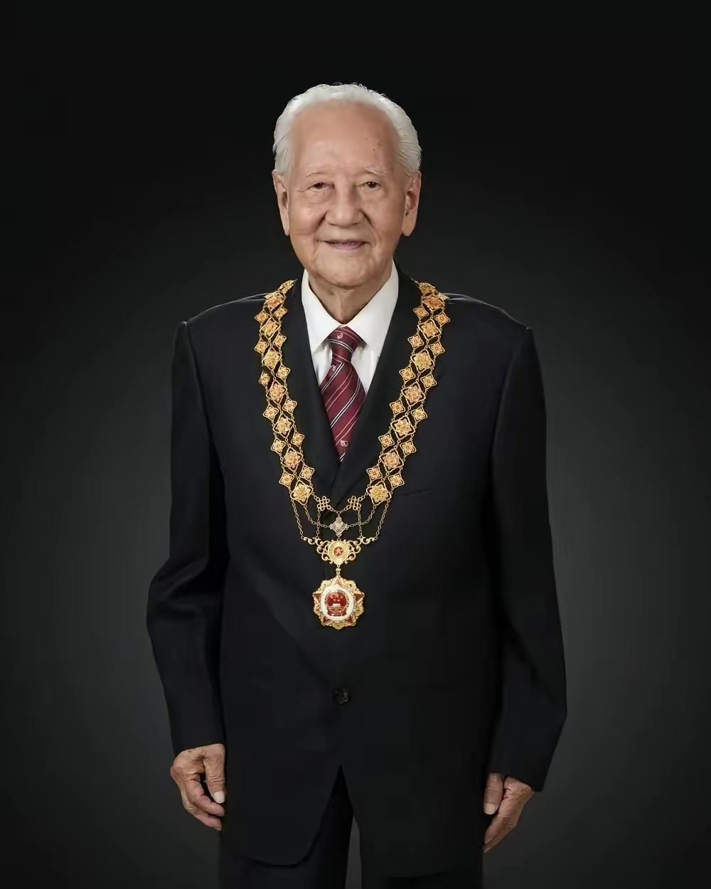 今天，缅怀“中国核潜艇之父”黄旭华院士。隐姓埋名三十载，甘做无名英雄；以身试险闯