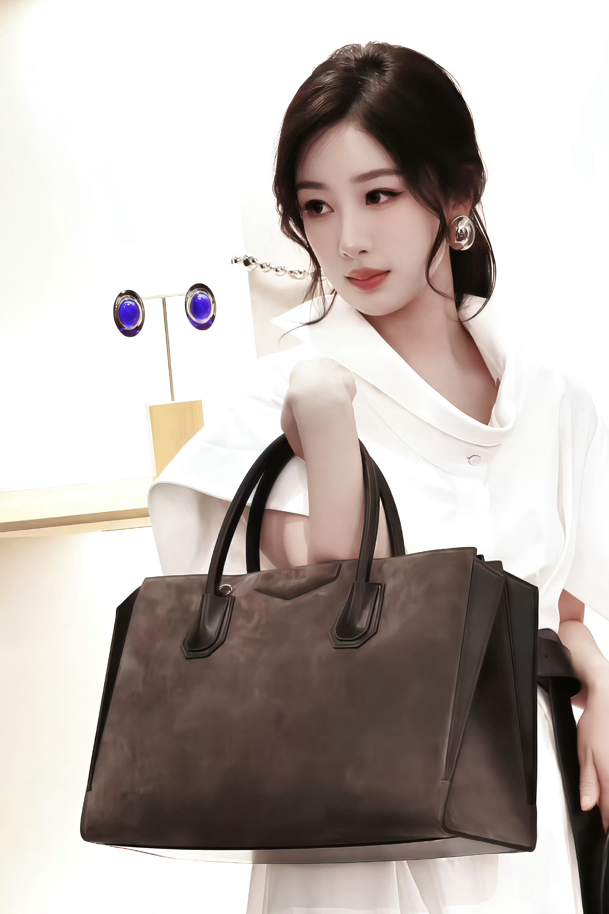 杨紫[超话]杨紫董竹君💜杨紫玉兰花开君再来站在荆棘之上，鲜活于角色之内，把野心