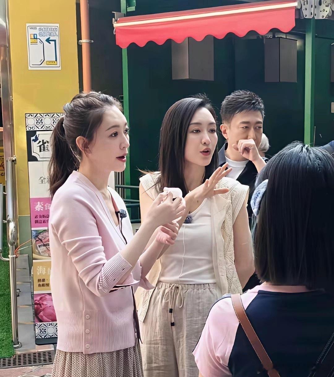 王鸥和李小冉现实中长这样...果然不是谁都能做成女明星的 