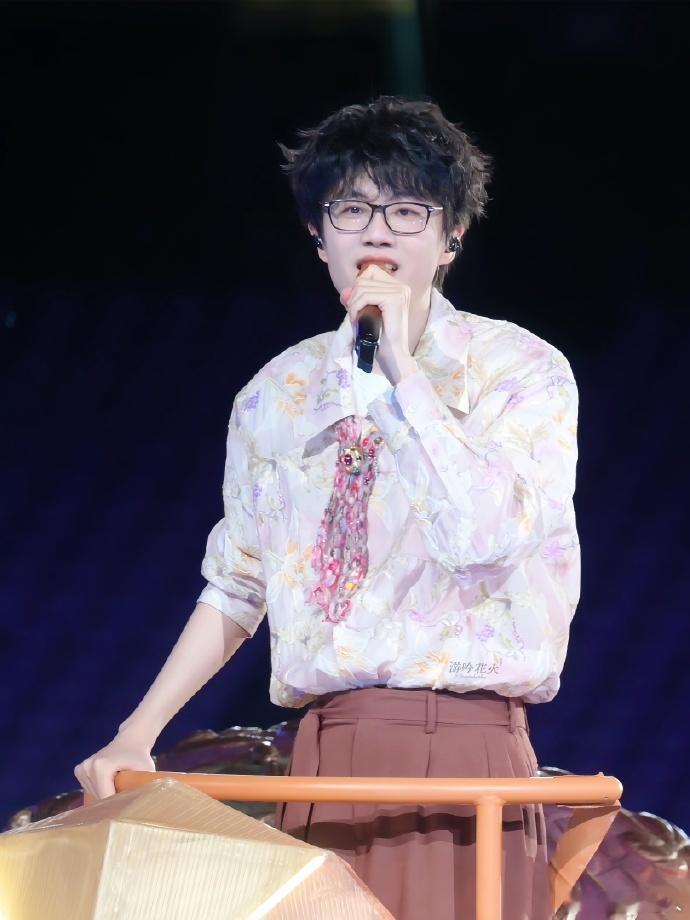 许嵩宠看台粉第一人 这场演唱会的温柔后劲太大，不止歌声治愈，这份兼顾全场、偏爱所