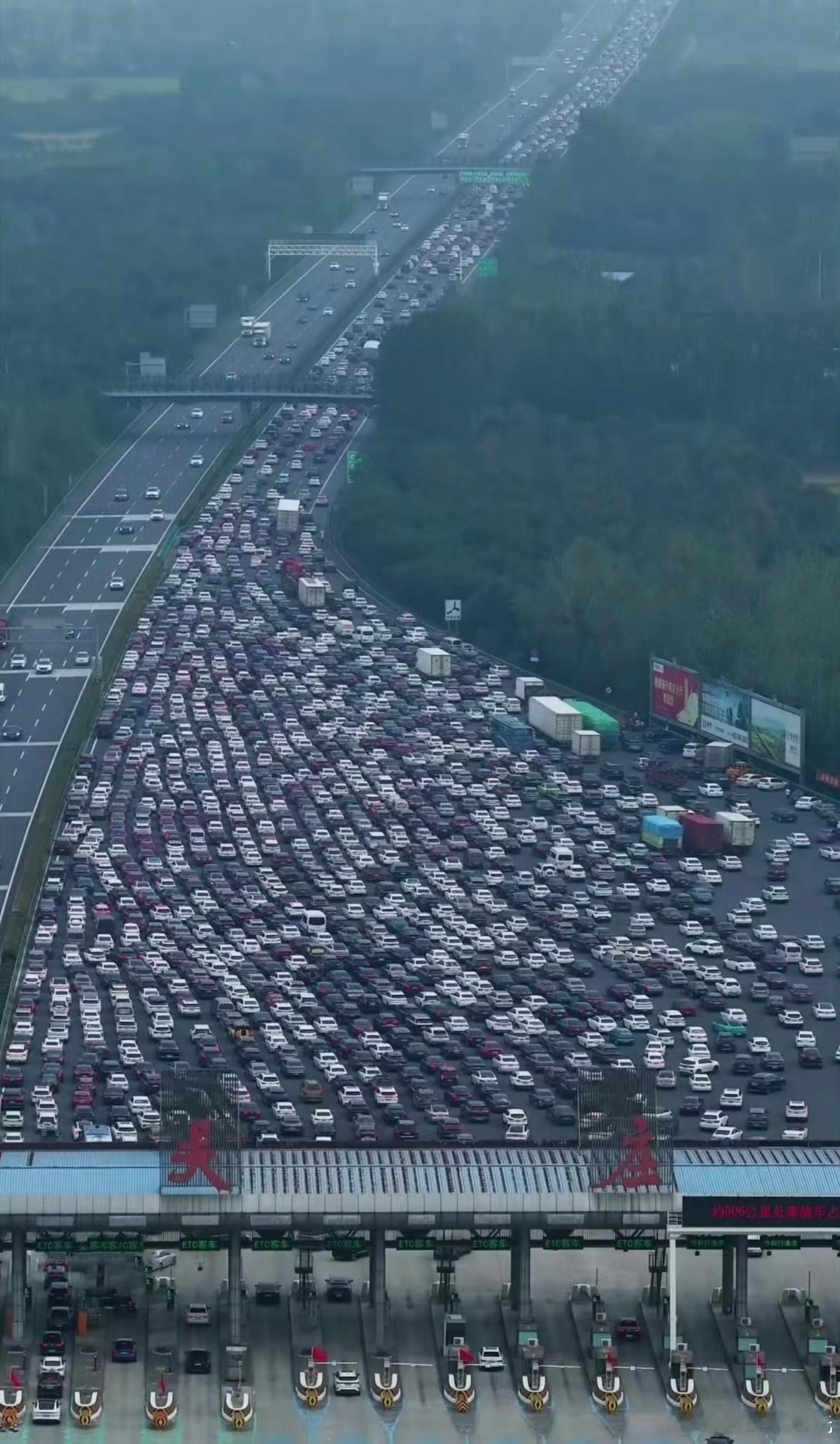 中国最大高速收费站迎返程高峰面对春节返程高峰期，也只能用叹息和震撼来形容车流了