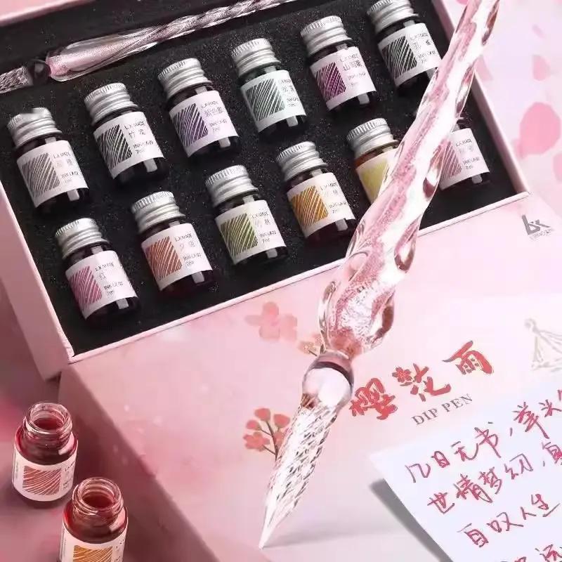 梦幻外观：笔身采用手工吹制玻璃，自带通透光泽与渐变纹理，搭配樱花礼盒与礼袋，粉调