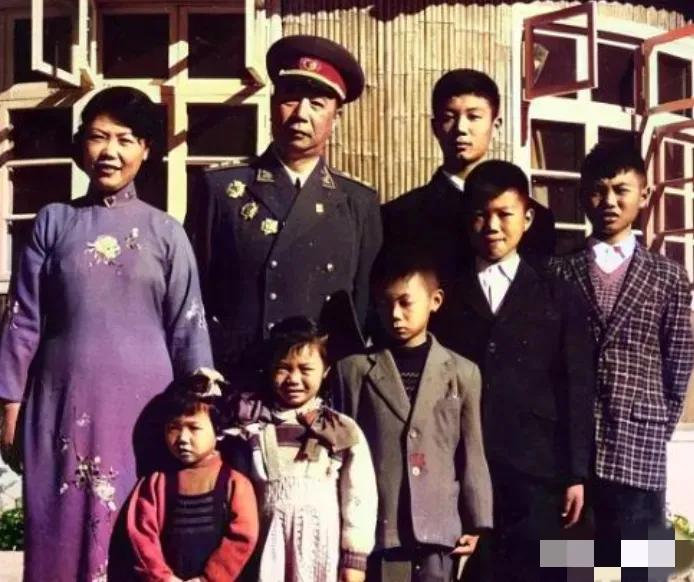 开国上将陈士榘晚年提离婚，子女为何全力支持？全是一生的无奈

1981年，开国上