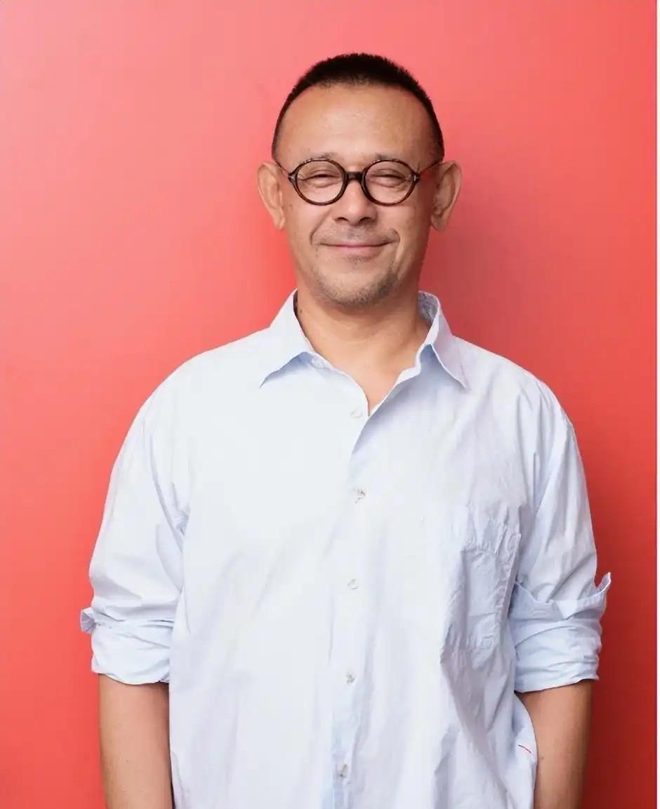 难怪姜文被质疑给子女起的像日本名，他让网友多读点书，原来哪有爹像儿子的，姜文大女